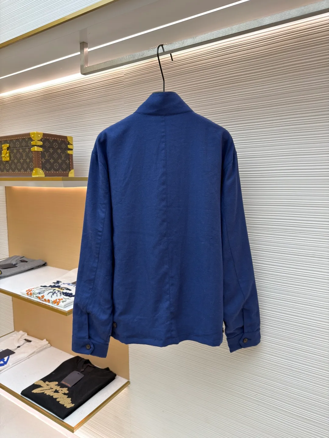 Ralph Lauren logo embroidered reversible jacket ●Original version: Purchased and developed for 3990 ●Item number: 1681790-B75 ●Material: matte moire taffeta fabric ●Technology: embroidery production ●Color: blue ●Version: Fitted version ●Weight: about 530 grams ●Size: S-M-L-XL ●Description: Customized matte moire taffeta and twill jacquard brocade Light and tough Drape smooth Comfortable to the skin Khaki brown tone, calm and noble, two clothes in one, unlimited style. One side is decorated with twill jacquard brocade, which has its own retro filter, like the pocket watch gear of an old-school gentleman. The other side is made of matte moiré taffeta, which has a relaxed breathing feeling. Casual and comfortable casual genes, exquisite pony logo embellishment, fully recognizable. The classic stand-up collar is closed with three hidden button tabs. Simplicity controls complexity. The design philosophy hidden in the details. Double-sided style. Hidden old money and slack in one garment, imported machine embroidery technology is used. Advanced computer control systems and precision mechanical components are used to achieve the iconic pony embroidery operation. High precision. The lines are smooth and delicate. The template machine opens the bag. The preset template guides the position, shape and size of the bag opening. The accuracy ensures the quality of the bag opening effect. Ergonomic three-dimensional cutting returns to traditional craft techniques through segmentation, folding, shrinking and stretching. The so-called slow work and fine work are respect for the material and the pursuit of feel. The workmanship is complex and tedious, slow in aging, high in wear and tear, and the fabrics have been carefully washed to have a better hand feel and texture. It is not easy to deform, shrink or fade, and maintains long-term beauty. The overall wiring is straight and delicate, the fabric is comfortable and soft, and the color is consistent without color difference. It can be matched with the same style to create a fashionable look and control various occasions. Customized accessories, complete with three standards, same style for men and women!